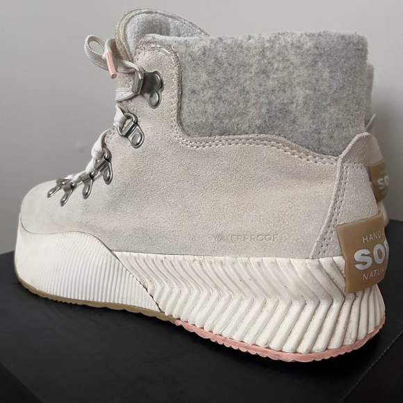 Sorelš¤Out N About III Conquest Beige Waterproof Boot - Picture 4 of 13